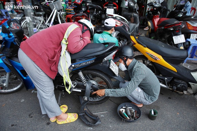  Người Sài Gòn ùn ùn dắt xe máy đi kiểm tra, thay bình ắc-quy sau nhiều tháng trùm mền, nơi sửa laptop cũng đông nghẹt - Ảnh 1.