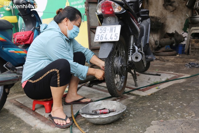  Người Sài Gòn ùn ùn dắt xe máy đi kiểm tra, thay bình ắc-quy sau nhiều tháng trùm mền, nơi sửa laptop cũng đông nghẹt - Ảnh 2.