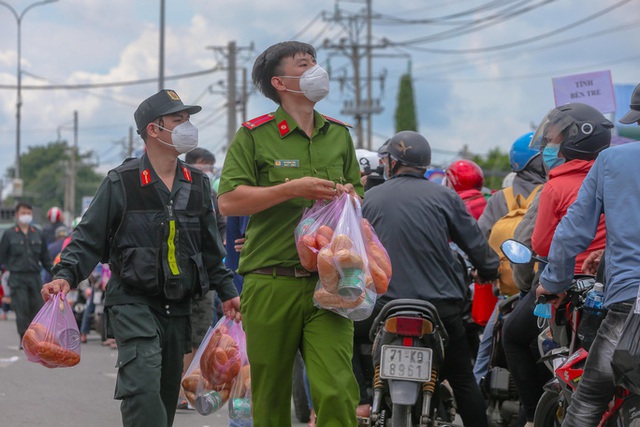 Quân đội, công an tặng thực phẩm, nước uống cho người dân trước khi rời TP HCM về quê  - Ảnh 2.