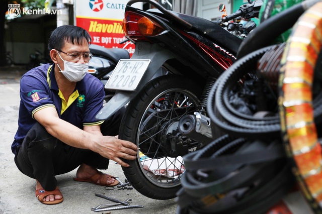  Người Sài Gòn ùn ùn dắt xe máy đi kiểm tra, thay bình ắc-quy sau nhiều tháng trùm mền, nơi sửa laptop cũng đông nghẹt - Ảnh 11.
