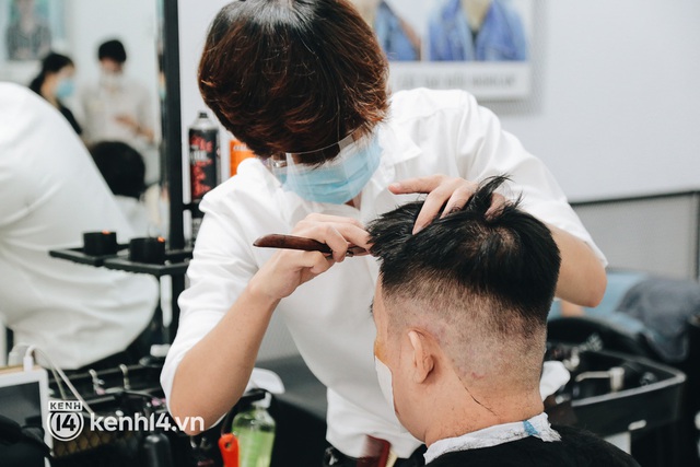  Ảnh: Người Sài Gòn ngồi chờ cả tiếng để được cắt tóc, làm đẹp sau hơn 4 tháng giãn cách - Ảnh 13.