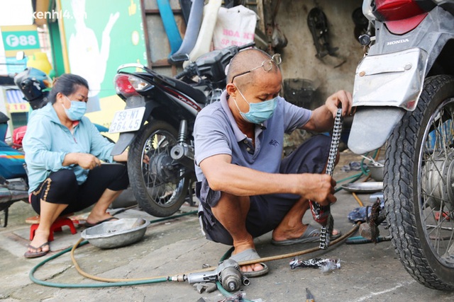  Người Sài Gòn ùn ùn dắt xe máy đi kiểm tra, thay bình ắc-quy sau nhiều tháng trùm mền, nơi sửa laptop cũng đông nghẹt - Ảnh 12.