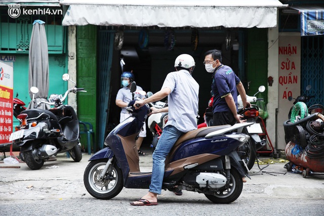  Người Sài Gòn ùn ùn dắt xe máy đi kiểm tra, thay bình ắc-quy sau nhiều tháng trùm mền, nơi sửa laptop cũng đông nghẹt - Ảnh 13.