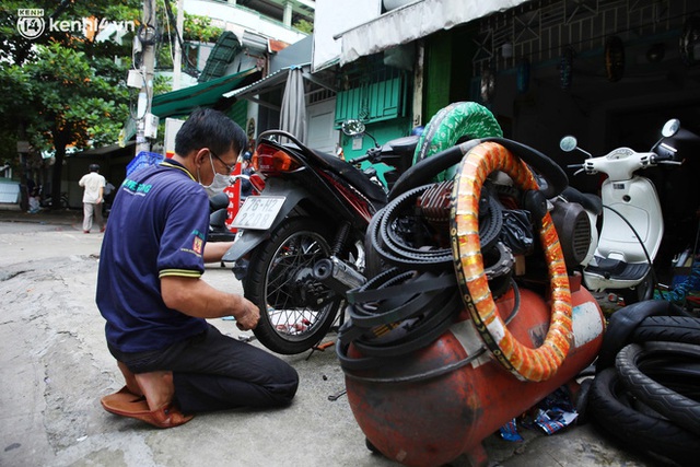  Người Sài Gòn ùn ùn dắt xe máy đi kiểm tra, thay bình ắc-quy sau nhiều tháng trùm mền, nơi sửa laptop cũng đông nghẹt - Ảnh 15.