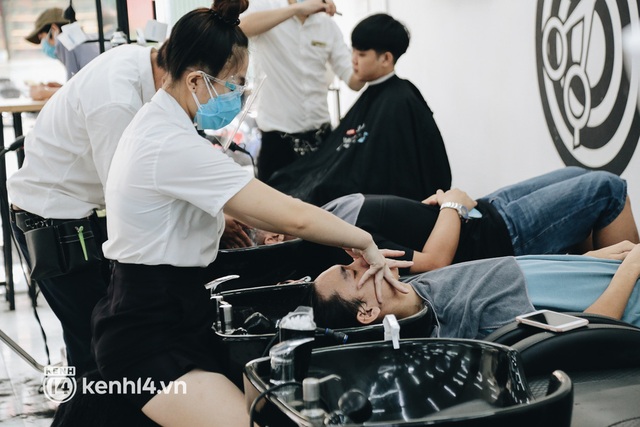  Ảnh: Người Sài Gòn ngồi chờ cả tiếng để được cắt tóc, làm đẹp sau hơn 4 tháng giãn cách - Ảnh 17.