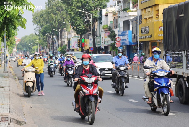  Người Sài Gòn ùn ùn dắt xe máy đi kiểm tra, thay bình ắc-quy sau nhiều tháng trùm mền, nơi sửa laptop cũng đông nghẹt - Ảnh 16.