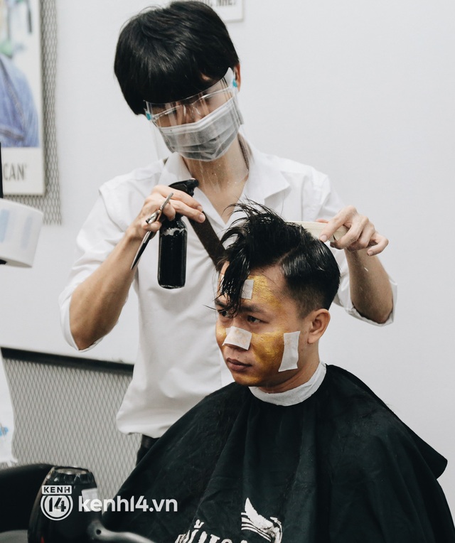  Ảnh: Người Sài Gòn ngồi chờ cả tiếng để được cắt tóc, làm đẹp sau hơn 4 tháng giãn cách - Ảnh 18.