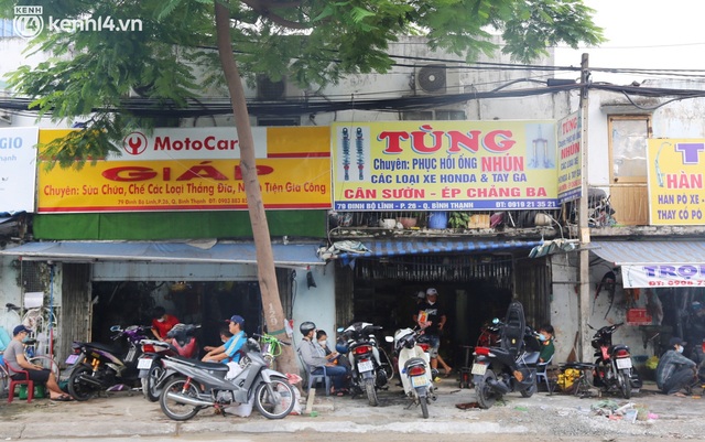  Người Sài Gòn ùn ùn dắt xe máy đi kiểm tra, thay bình ắc-quy sau nhiều tháng trùm mền, nơi sửa laptop cũng đông nghẹt - Ảnh 17.