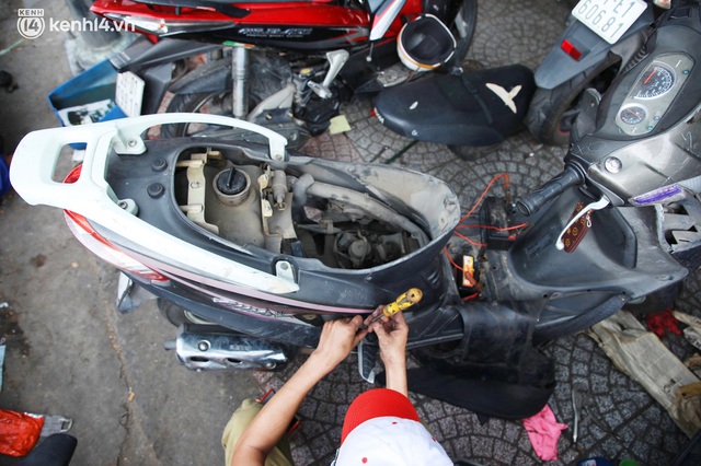  Người Sài Gòn ùn ùn dắt xe máy đi kiểm tra, thay bình ắc-quy sau nhiều tháng trùm mền, nơi sửa laptop cũng đông nghẹt - Ảnh 3.