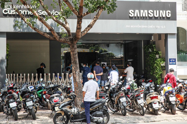  Người Sài Gòn ùn ùn dắt xe máy đi kiểm tra, thay bình ắc-quy sau nhiều tháng trùm mền, nơi sửa laptop cũng đông nghẹt - Ảnh 4.