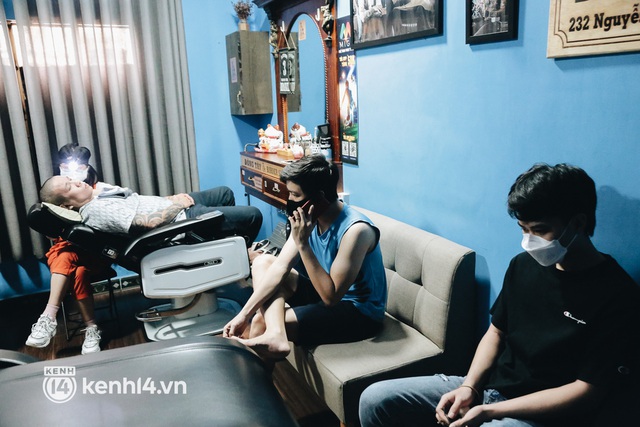  Ảnh: Người Sài Gòn ngồi chờ cả tiếng để được cắt tóc, làm đẹp sau hơn 4 tháng giãn cách - Ảnh 5.