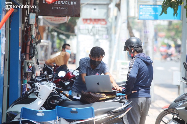  Người Sài Gòn ùn ùn dắt xe máy đi kiểm tra, thay bình ắc-quy sau nhiều tháng trùm mền, nơi sửa laptop cũng đông nghẹt - Ảnh 5.