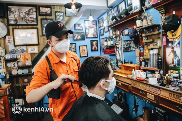  Ảnh: Người Sài Gòn ngồi chờ cả tiếng để được cắt tóc, làm đẹp sau hơn 4 tháng giãn cách - Ảnh 7.