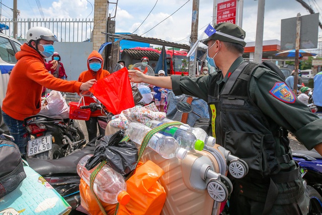 Quân đội, công an tặng thực phẩm, nước uống cho người dân trước khi rời TP HCM về quê  - Ảnh 5.