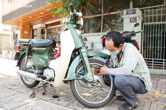  Người Sài Gòn ùn ùn dắt xe máy đi kiểm tra, thay bình ắc-quy sau nhiều tháng trùm mền, nơi sửa laptop cũng đông nghẹt - Ảnh 6.