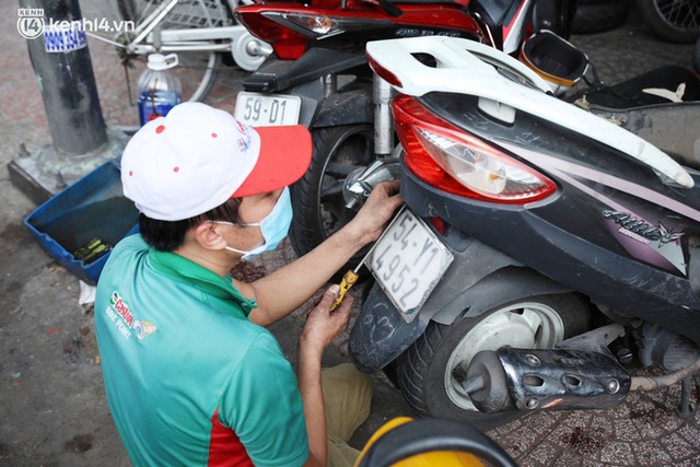  Người Sài Gòn ùn ùn dắt xe máy đi kiểm tra, thay bình ắc-quy sau nhiều tháng trùm mền, nơi sửa laptop cũng đông nghẹt - Ảnh 7.
