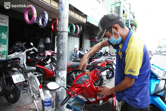  Người Sài Gòn ùn ùn dắt xe máy đi kiểm tra, thay bình ắc-quy sau nhiều tháng trùm mền, nơi sửa laptop cũng đông nghẹt - Ảnh 10.