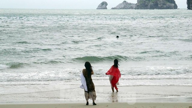 Hơn 700 du khách lo mắc kẹt trên đảo Cát Bà vì ảnh hưởng bão số 7 - Ảnh 1.