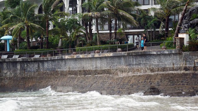 Hơn 700 du khách lo mắc kẹt trên đảo Cát Bà vì ảnh hưởng bão số 7 - Ảnh 2.