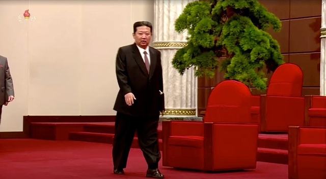  Vừa gây chú ý vì mang vớ đi xăng-đan, ông Kim Jong-un chỉ trích Mỹ  - Ảnh 2.