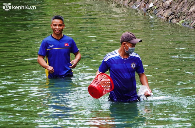  Hà Nội: Sông Tô Lịch bất ngờ chuyển màu xanh ngắt, người dân mang theo bao bắt hàng trăm cân cá đem về - Ảnh 7.