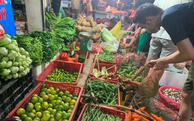 Giá rau xanh ở Hà Nội tăng mạnh, có loại tăng gấp đôi.