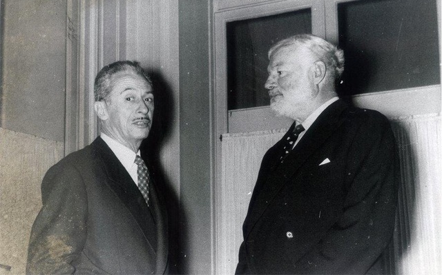 Nhà văn Ernest Hemingway và ông Charles Ritz (trái).