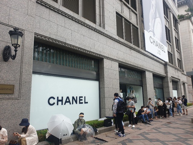 Giải điền kinh Chanel mở rộng tại Hàn: Từ cuộc đua mỗi người 1 chiếc túi cho tới màn thiết quân luật từ nhà mốt - Ảnh 1.
