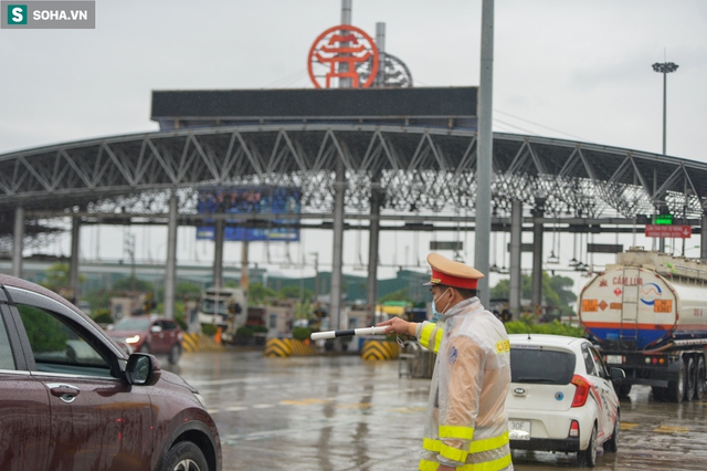  Hà Nội: Nhiều tài xế phải quay đầu xe vì không có giấy xét nghiệm Covid-19 để qua chốt - Ảnh 2.