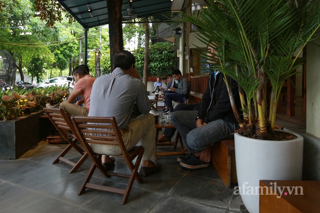 Người Hà Nội dậy sớm đi ăn phở, uống cà phê tại quán: Cảm giác như sau một giấc ngủ dài, thấy buổi sáng bình thường cũ quay trở lại! - Ảnh 12.
