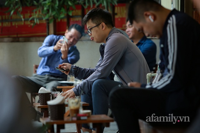 Người Hà Nội dậy sớm đi ăn phở, uống cà phê tại quán: Cảm giác như sau một giấc ngủ dài, thấy buổi sáng bình thường cũ quay trở lại! - Ảnh 13.
