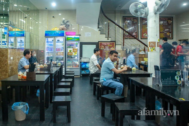 Người Hà Nội dậy sớm đi ăn phở, uống cà phê tại quán: Cảm giác như sau một giấc ngủ dài, thấy buổi sáng bình thường cũ quay trở lại! - Ảnh 3.