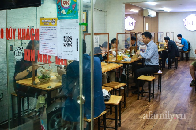 Người Hà Nội dậy sớm đi ăn phở, uống cà phê tại quán: Cảm giác như sau một giấc ngủ dài, thấy buổi sáng bình thường cũ quay trở lại! - Ảnh 4.