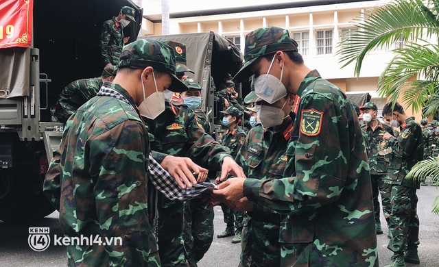 Chùm ảnh: Bộ đội bịn rịn vẫy tay tạm biệt người dân để trở về sau 2 tháng hỗ trợ TP.HCM chống dịch - Ảnh 5.