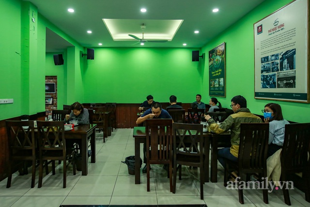 Người Hà Nội dậy sớm đi ăn phở, uống cà phê tại quán: Cảm giác như sau một giấc ngủ dài, thấy buổi sáng bình thường cũ quay trở lại! - Ảnh 5.
