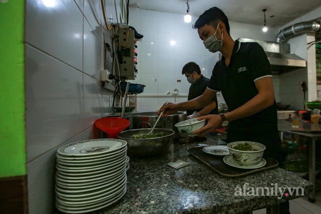 Người Hà Nội dậy sớm đi ăn phở, uống cà phê tại quán: Cảm giác như sau một giấc ngủ dài, thấy buổi sáng bình thường cũ quay trở lại! - Ảnh 6.