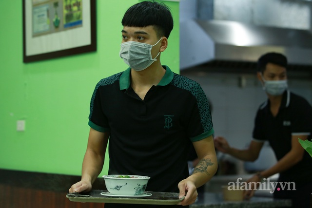 Người Hà Nội dậy sớm đi ăn phở, uống cà phê tại quán: Cảm giác như sau một giấc ngủ dài, thấy buổi sáng bình thường cũ quay trở lại! - Ảnh 7.
