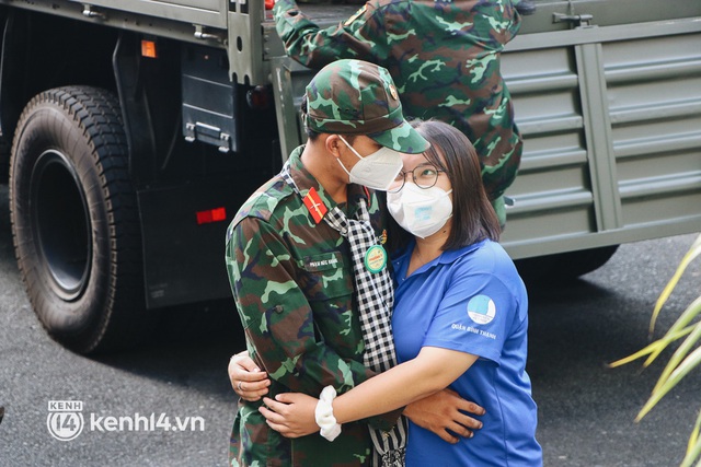 Chùm ảnh: Bộ đội bịn rịn vẫy tay tạm biệt người dân để trở về sau 2 tháng hỗ trợ TP.HCM chống dịch - Ảnh 8.