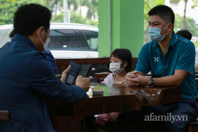 Người Hà Nội dậy sớm đi ăn phở, uống cà phê tại quán: Cảm giác như sau một giấc ngủ dài, thấy buổi sáng bình thường cũ quay trở lại! - Ảnh 9.