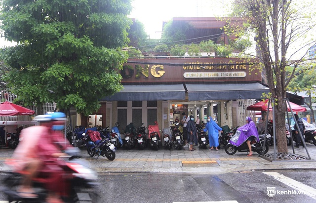  Hàng quán Đà Nẵng ngày đầu bán tại chỗ: Nơi tấp nập khách dù trời mưa, chỗ vẫn đóng cửa im lìm - Ảnh 1.