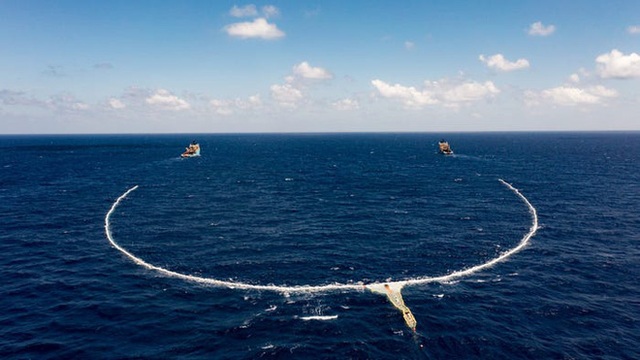 Thu gom hơn 9.000 kg rác trong mỗi chuyến đi, tấm lưới nổi dài 800m này vừa chứng minh được khả năng làm sạch đại dương của mình - Ảnh 1.