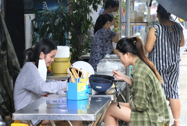  Hàng quán Đà Nẵng ngày đầu bán tại chỗ: Nơi tấp nập khách dù trời mưa, chỗ vẫn đóng cửa im lìm - Ảnh 14.