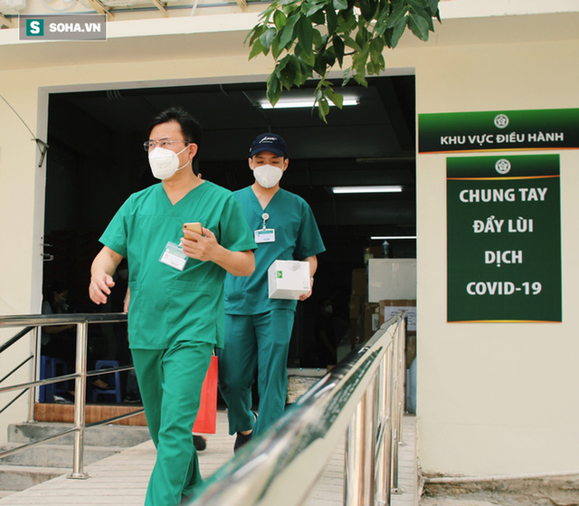  Bác sĩ BV Bạch Mai xúc động trong ngày làm việc cuối cùng ở TP. HCM: Nhiều đồng đội của tôi từng ngất trong phòng bệnh - Ảnh 6.