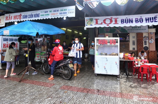  Hàng quán Đà Nẵng ngày đầu bán tại chỗ: Nơi tấp nập khách dù trời mưa, chỗ vẫn đóng cửa im lìm - Ảnh 8.