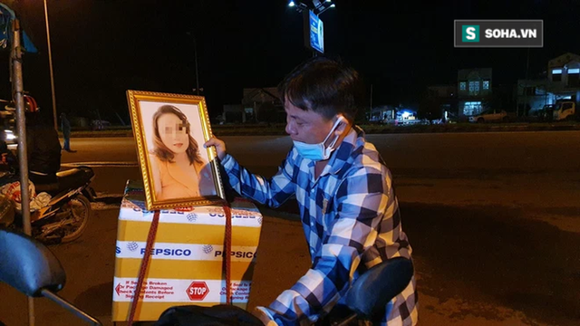 Chở vợ về quê nhưng hình hài đã hóa tàn tro, người đàn ông gạt nước mắt: Cho em xin bát cơm chay cúng vợ - Ảnh 2. Chở vợ về quê nhưng hình hài đã hóa tàn tro, người đàn ông gạt nước mắt: Cho em xin bát cơm chay cúng vợ - Ảnh 2.