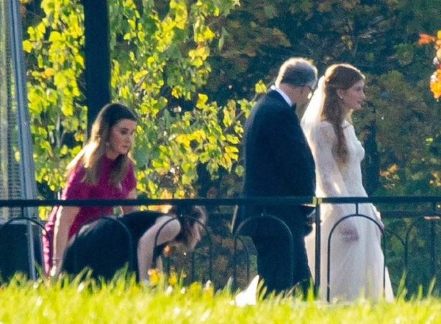 Khoảnh khắc tỷ phú Bill Gates và vợ cũ chung bước đặc biệt nhất trong đám cưới xa hoa của con gái - Ảnh 1.