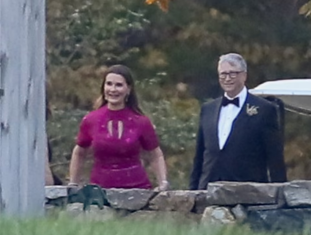Khoảnh khắc tỷ phú Bill Gates và vợ cũ chung bước đặc biệt nhất trong đám cưới xa hoa của con gái - Ảnh 3.