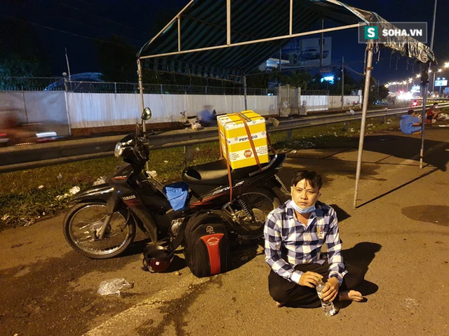 Chở vợ về quê nhưng hình hài đã hóa tàn tro, người đàn ông gạt nước mắt: Cho em xin bát cơm chay cúng vợ - Ảnh 5. Chở vợ về quê nhưng hình hài đã hóa tàn tro, người đàn ông gạt nước mắt: Cho em xin bát cơm chay cúng vợ - Ảnh 5.