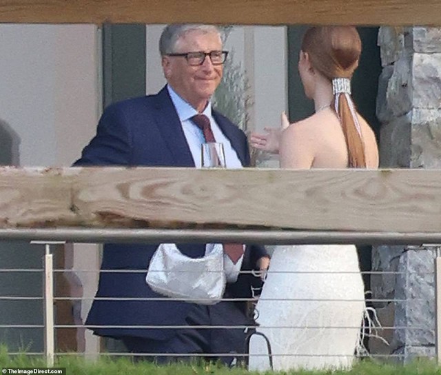 Khoảnh khắc tỷ phú Bill Gates và vợ cũ chung bước đặc biệt nhất trong đám cưới xa hoa của con gái - Ảnh 6.