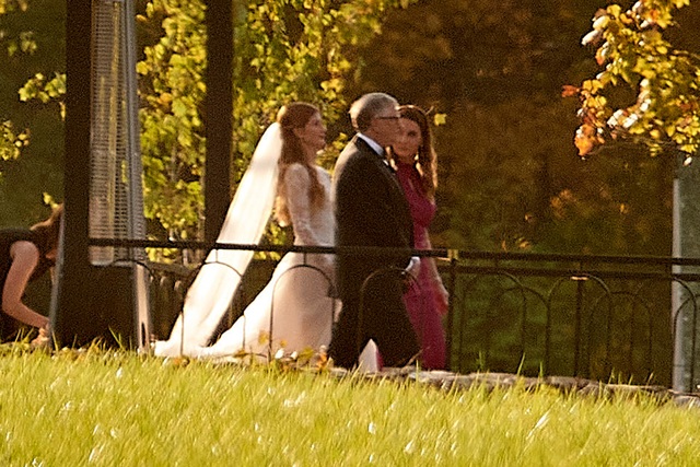 Tỷ phú Bill Gates cùng vợ cũ làm lành, dắt tay con gái trong hôn lễ đẹp như mơ - Ảnh 8.